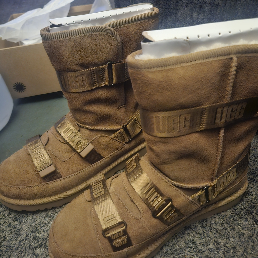 WOMEN'S 9 - UGG CLASSIC SHORT HYBRID BOOTS - CHESTNUT BROWN - RARE